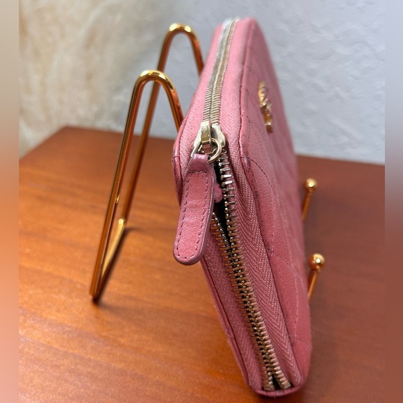 CHANEL 19 Zip Around Wallet in Blush Apricot Pink Matelasse Lambskin Authentic - Picture 6 of 12